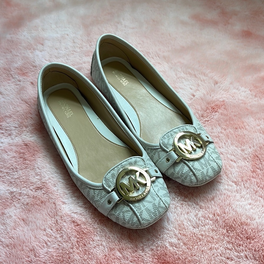 Michael Kors Moccasin Cream MK Logo Size 8